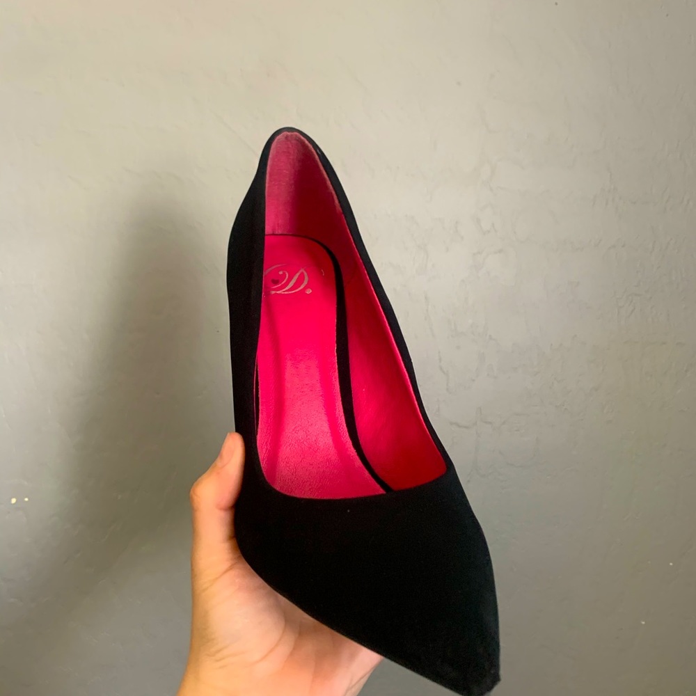 Pointed toe black heels